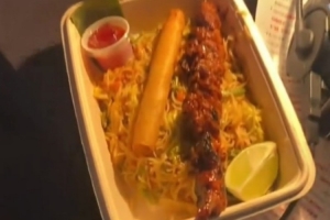 杨健的工作餐是肉串+炒粉 周琦调侃：太健康了 这不如鸡蛋灌饼
