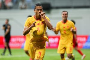 国足2-1新加坡下场战泰国 塞鸟处子球张玉宁点射朱辰杰失误送礼