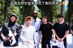 优质偶像！杰伦·布朗在少林寺主动为球迷签名 用中文说高考加油
