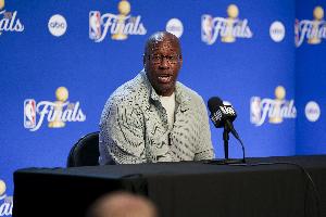 面包：系列赛至今针对文班的表现勉强及格 其实差点就不及格了