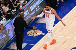 唐斯：布朗教练会听从我们的建议 他临场应变能力很强