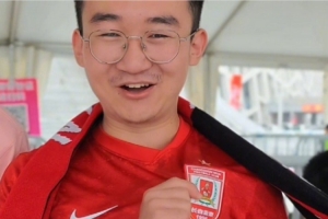 我们互为第12人一起战斗！  高考学子走进奥体为亚泰助威送祝福