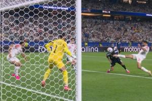 劳塔罗点射世界杯首球！塞内西冲顶造点，阿根廷2-0领先