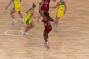 接球三秒必须出球，全场仅两人能投篮！独家视频直播_接球三秒必须出球，全场仅两人能投篮！高清无插件直播_免费接球三秒必须出球，全场仅两人能投篮！在线看视频封面